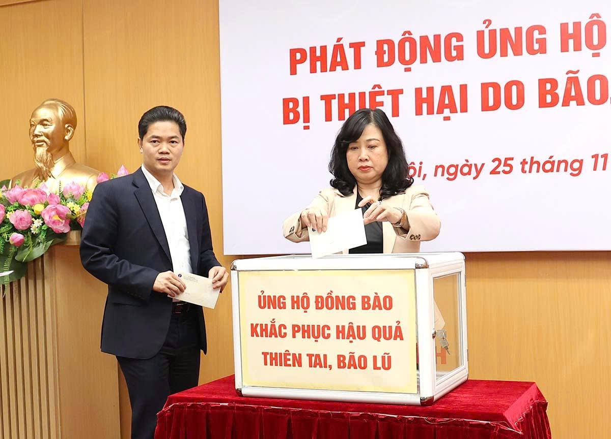 Bộ trưởng Bộ Y tế Đào Hồng Lan phát động ủng hộ đồng bào miền Trung, Tây Nguyên bị thiệt hại do lũ lụt. Ảnh: Trần Minh.