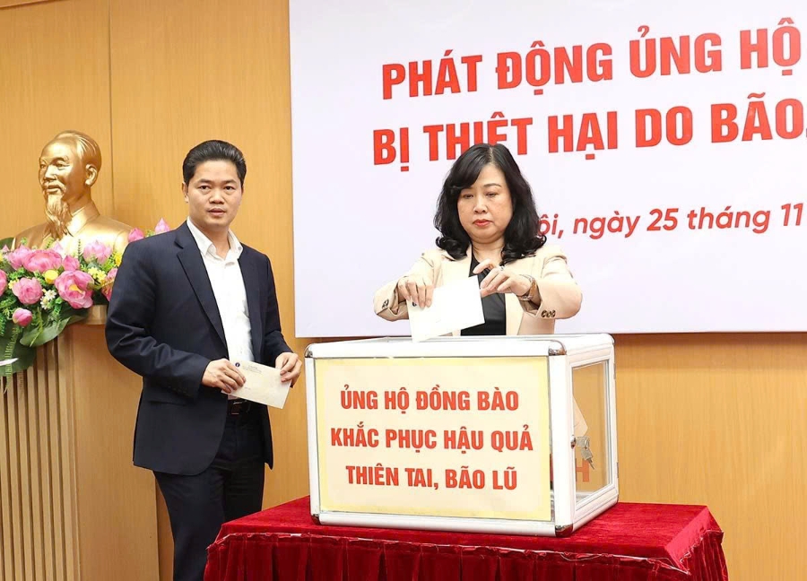 Bộ trưởng Bộ Y tế Đào Hồng Lan phát động ủng hộ đồng bào miền Trung, Tây Nguyên bị thiệt hại do lũ lụt. Ảnh: Trần Minh.