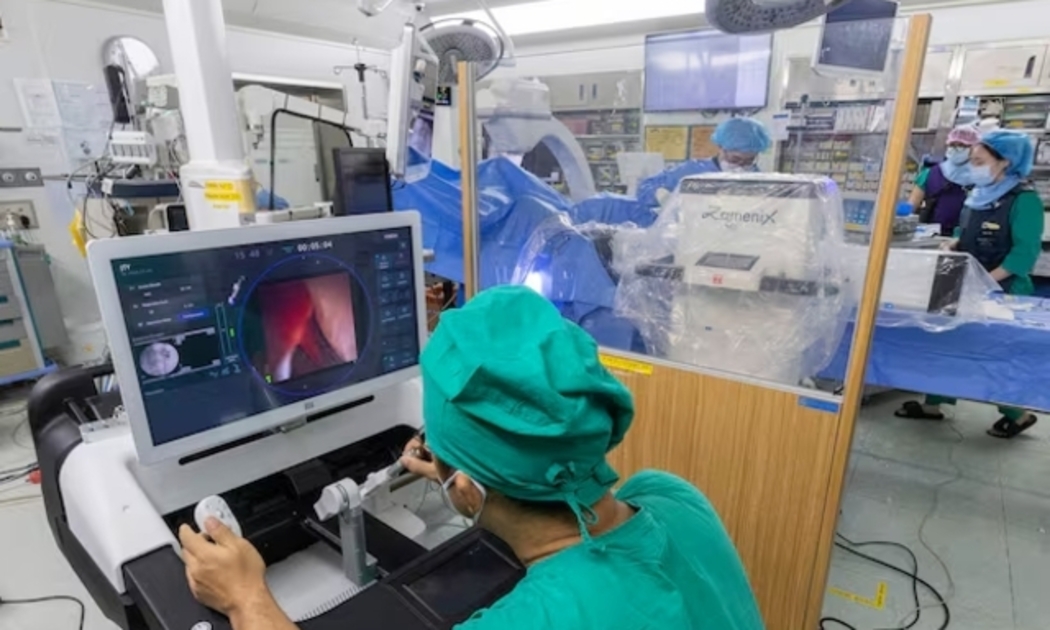 Nhân viên y tế thực hiện phẫu thuật sỏi thận bằng robot AI tại Trung tâm Y tế Asan ở Seoul - Ảnh: Chosun. 