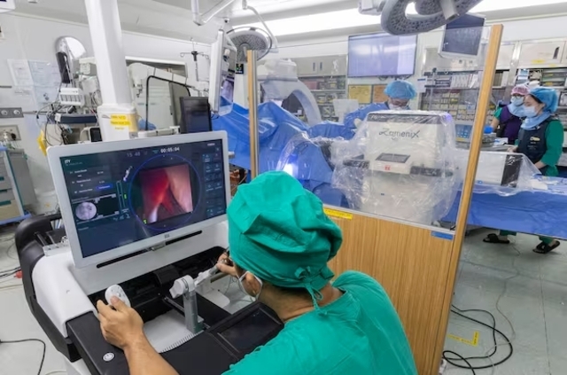 Nhân viên y tế thực hiện phẫu thuật sỏi thận bằng robot AI tại Trung tâm Y tế Asan ở Seoul - Ảnh: Chosun. 