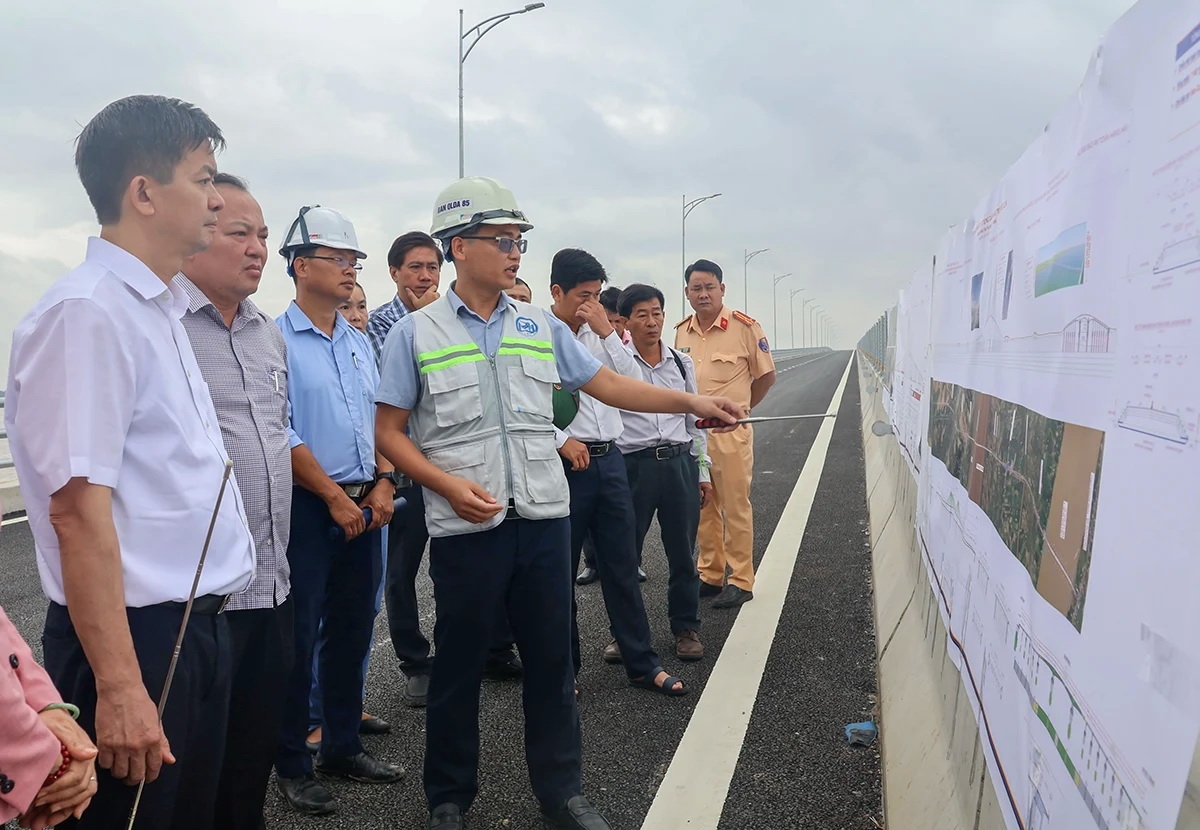 Đại diện chủ đầu tư báo cáo tiến độ dự án cầu Đại Ngãi trên quốc lộ 60 bắc qua sông Hậu. Ảnh: Minh Huyền