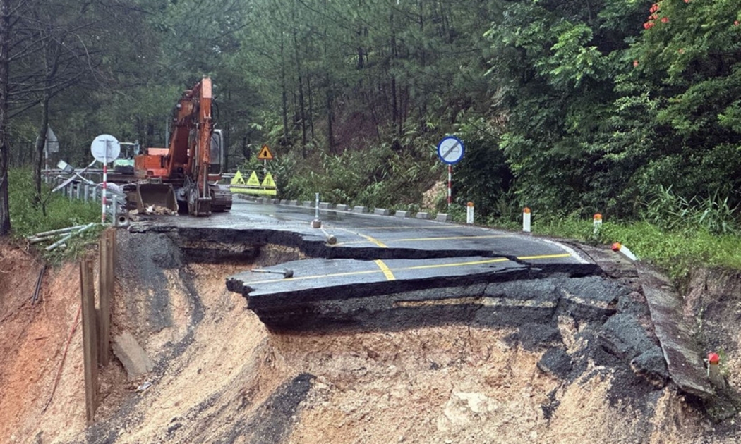 Nam Trung Bộ và Tây Nguyên: Giao thông thiệt hại nặng do mưa lũ, hàng trăm điểm sạt lở và ngập nước