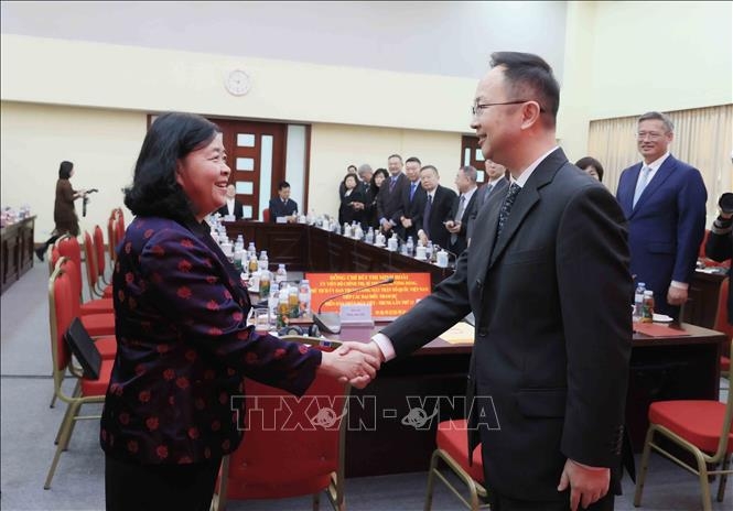 Bà Bùi Thị Minh Hoài, Ủy viên Bộ chính trị, Bí thư Trung ương Đảng, Chủ tịch Ủy ban Trung ương Mặt trận Tổ quốc Việt Nam và Phó Hội trưởng Hội Hữu nghị đối ngoại nhân dân Trung Quốc Tôn Học Khánh tại buổi tiếp.&nbsp;Ảnh: TTXVN.