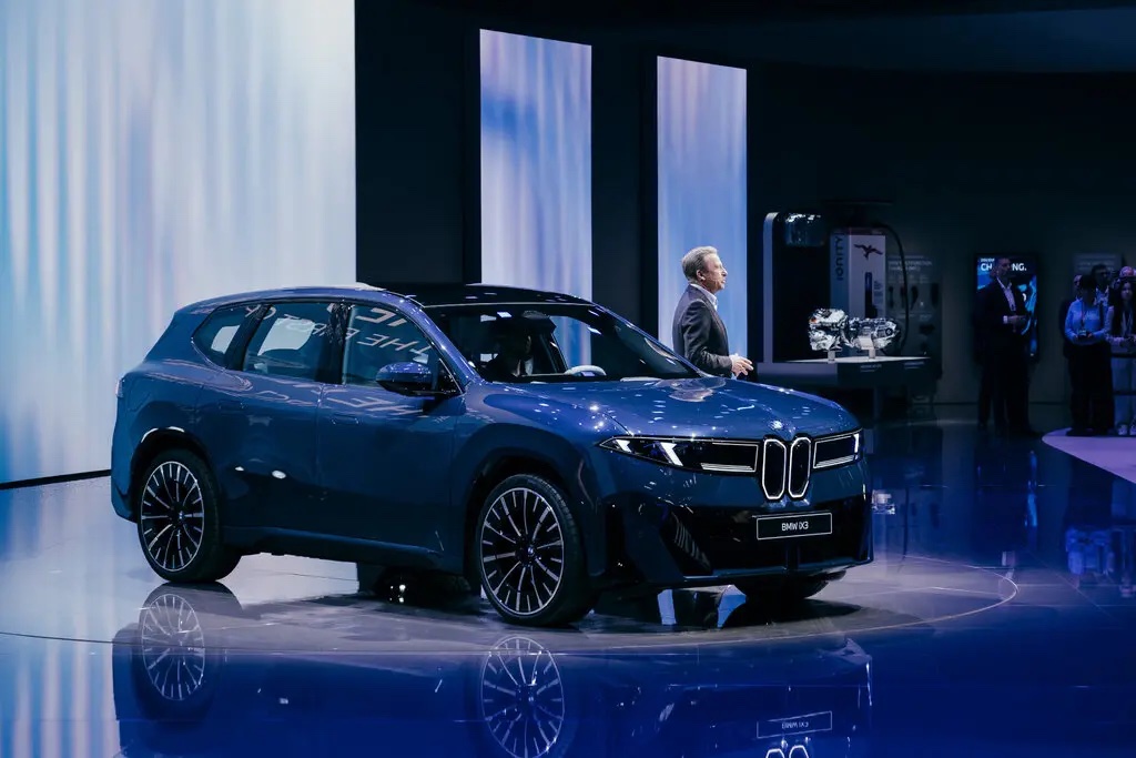 <i>Mẫu xe thể thao đa dụng chạy điện iX3 mới của BMW. Xe điện của công ty hiện đang sử dụng động cơ không cần đất hiếm. Ảnh: NYT.</i>