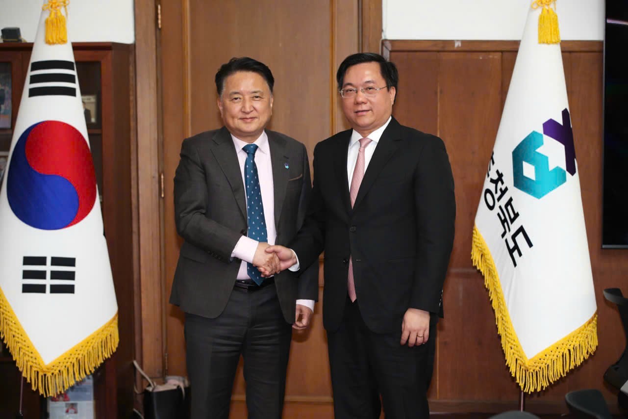 Chủ tịch UBND tỉnh Phú Thọ Trần Duy Đông tiếp đối tác Hàn Quốc. (Nguồn ảnh: UBND tỉnh Phú Thọ)