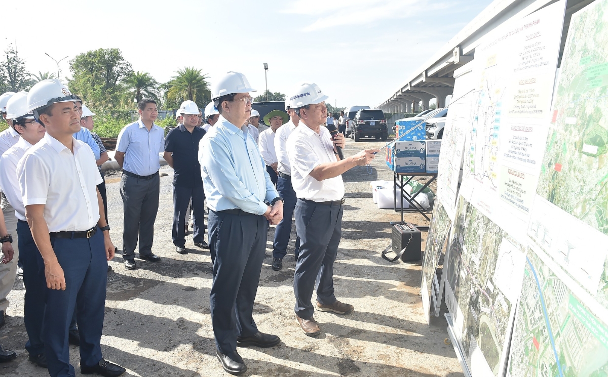 Phó Thủ tướng nghe báo cáo tình hình thực hiện Gói thầu xây lắp 3 thuộc dự án thành phần 1 (TPHCM) - Ảnh: VGP.