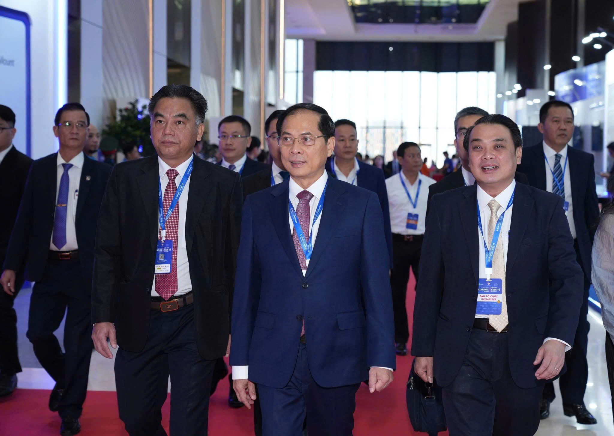 Phó Thủ tướng Bùi Thanh Sơn, lãnh đạo TP. Hồ Chí Minh, đại diện các tổ chức quốc tế, doanh nghiệp và chuyên gia hàng đầu đến tham dự Talkshow trong khuôn khổ Diễn đàn.