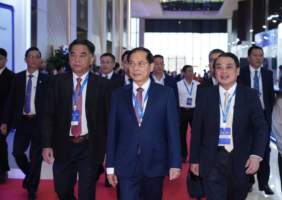 Phó Thủ tướng Bùi Thanh Sơn, lãnh đạo TP. Hồ Chí Minh, đại diện các tổ chức quốc tế, doanh nghiệp và chuyên gia hàng đầu đến tham dự Talkshow trong khuôn khổ Diễn đàn.