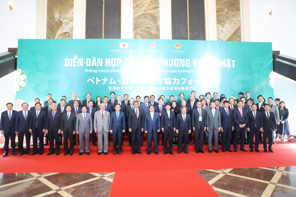 Thủ tướng Chính phủ Phạm Minh Chính cùng các đại biểu chụp ảnh lưu niệm tại Diễn đàn hợp tác địa phương Việt - Nhật. Ảnh: Nhật Bắc