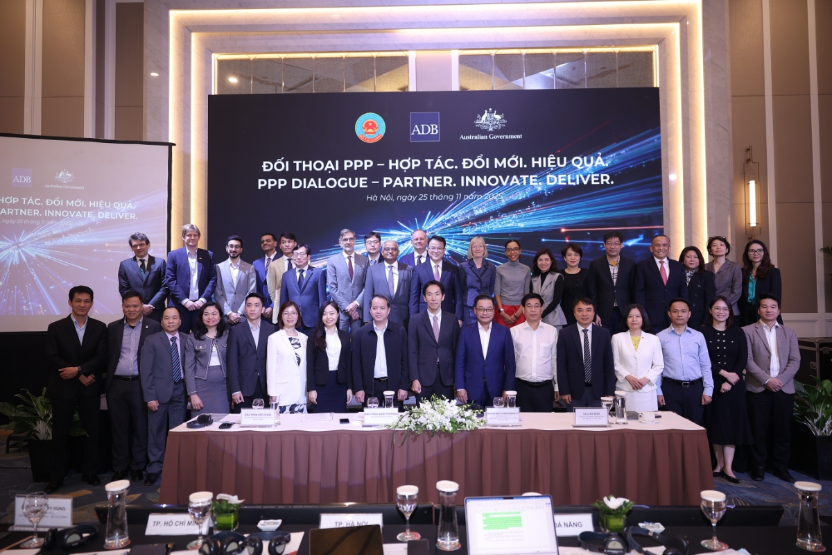 Các đại biểu chụp ảnh lưu niệm tại sự kiện “Đối thoại cấp cao về PPP”. 