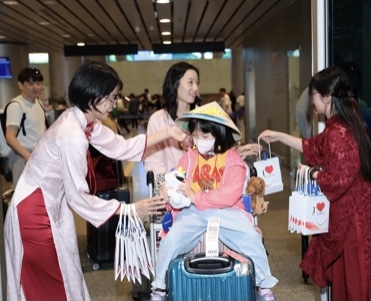 Tặng quà lưu niệm hành khách .