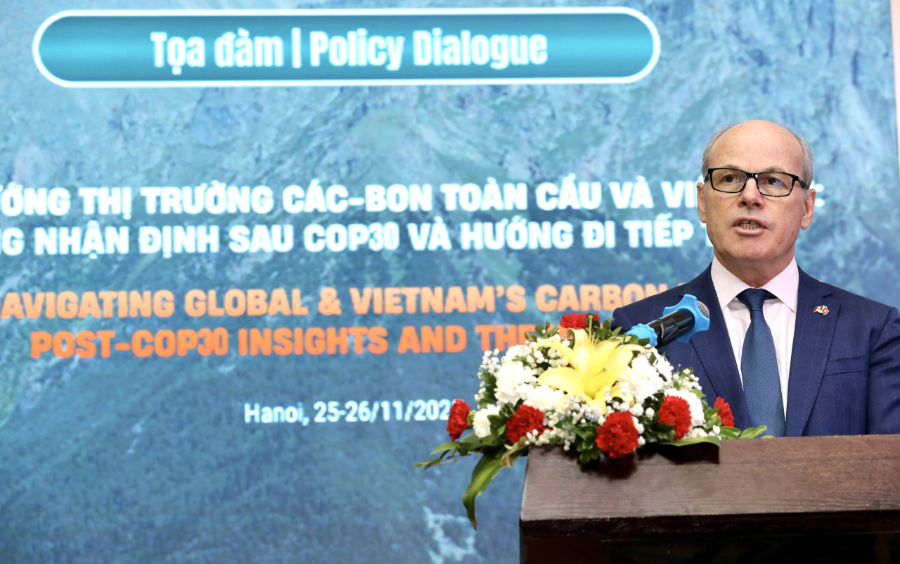 Đại sứ Canada tại Việt Nam, ông Jim Nickel, chia sẻ về tiềm năng cũng như định hướng về hợp tác giữa Việt Nam và Canada trong phát triển thị trường carbon (Ảnh: Việt Dũng)