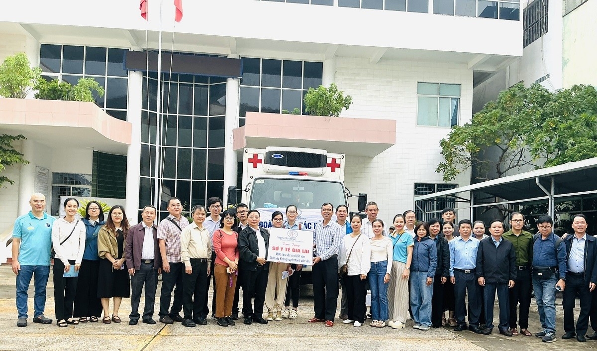 Trao tặng vaccine cho Sở Y tế tỉnh Gia Lai để phòng bệnh sau lũ. Ảnh:  Hà Quyên.