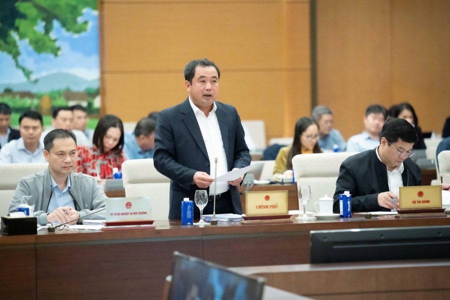 Bộ trưởng Bộ Nông nghiệp và Môi trường Trần Đức Thắng trình bày Tờ trình. 