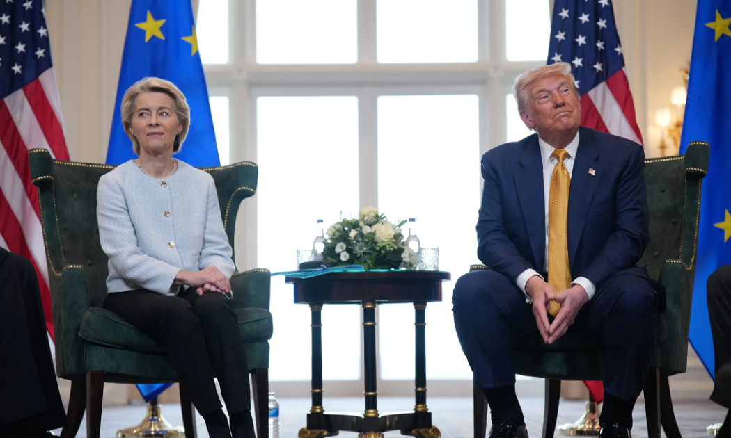 Chủ tịch Ủy ban châu Âu (EC) Ursula von der Leyen (trái) và Tổng thống Mỹ Donald Trump - Ảnh: Bloomberg.