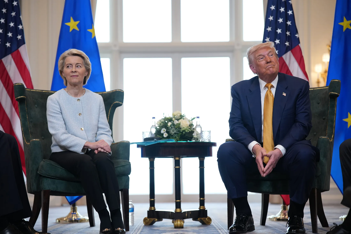 Chủ tịch Ủy ban châu Âu (EC) Ursula von der Leyen (trái) và Tổng thống Mỹ Donald Trump - Ảnh: Bloomberg.