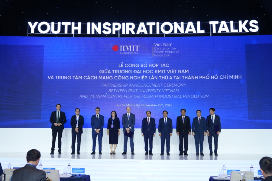 Phó Thủ tướng Bùi Thanh Sơn, lãnh đạo TP. Hồ Chí Minh và các đại biểu tại Lễ kỹ kết MOU trong khuôn khổ chương trình.