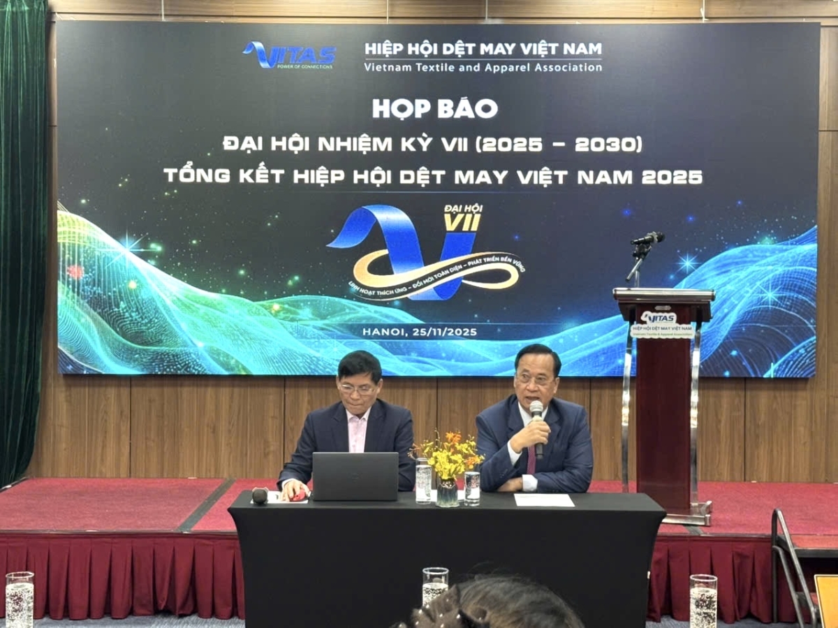 Ông Vũ Đức Giang - Chủ tịch VITAS và ông Trương Văn Cẩm - Phó Chủ tịch kiêm Tổng Thư ký VITAS chủ trì buổi <span class=