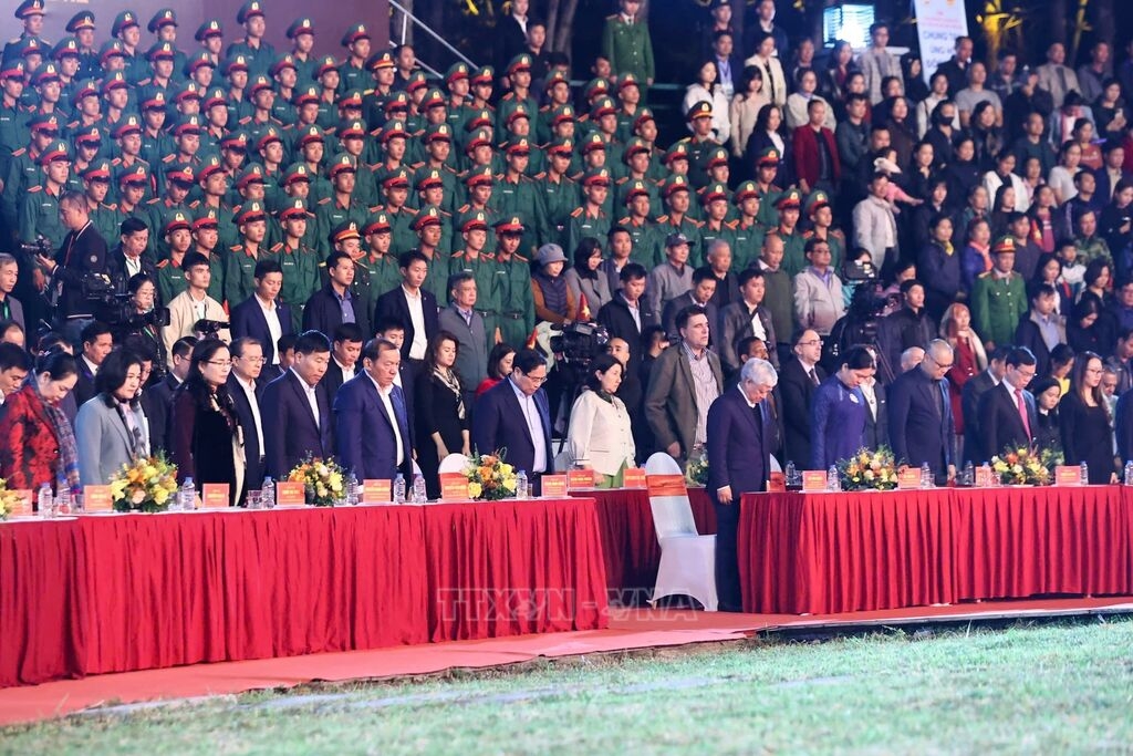 Thủ tướng Phạm Minh Chính và các đại biểu tưởng niệm đồng bào bị thiệt mạng do bão lũ. Ảnh: TTXVN