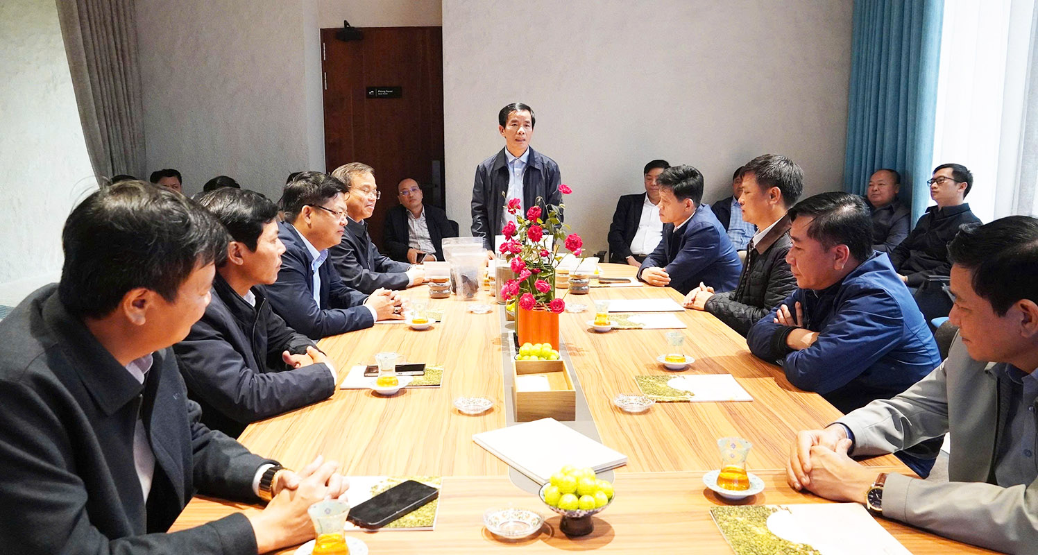 Đoàn công tác làm việc với Nhà máy Titan Hoàng Long