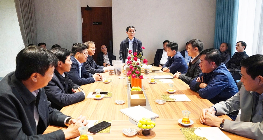 Đoàn công tác làm việc với Nhà máy Titan Hoàng Long