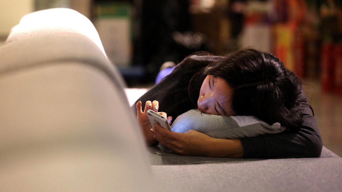 Xu hướng "nằm thẳng" của giới trẻ Trung Quốc là sự phản đối nhẹ nhàng với guồng quay cuộc sống phức tạp.