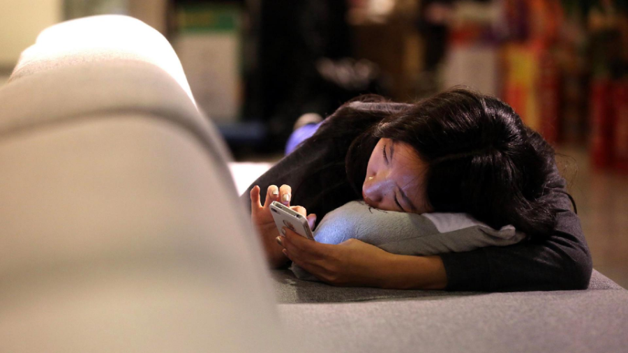 Xu hướng "nằm thẳng" của giới trẻ Trung Quốc là sự phản đối nhẹ nhàng với guồng quay cuộc sống phức tạp.