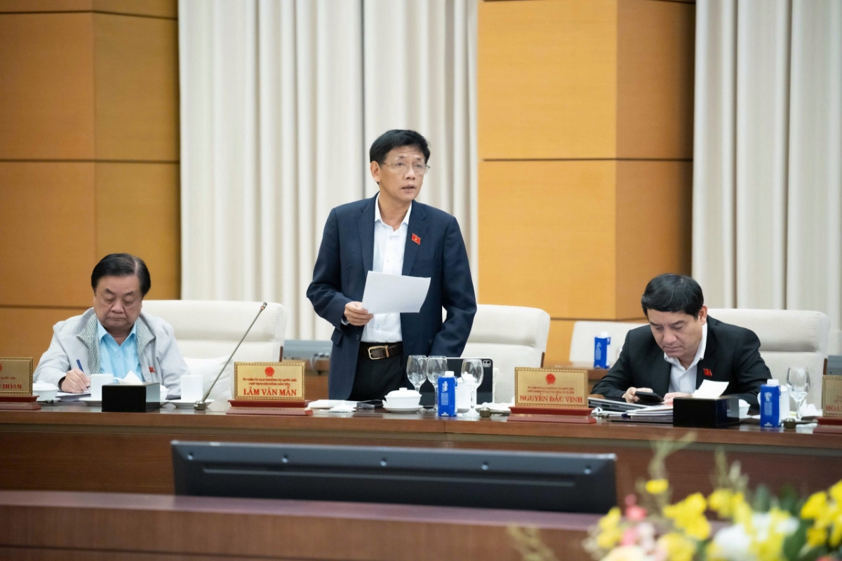 Chủ tịch Hội đồng Dân tộc của Quốc hội Lâm Văn Mẫn trình bày Báo cáo thẩm tra.