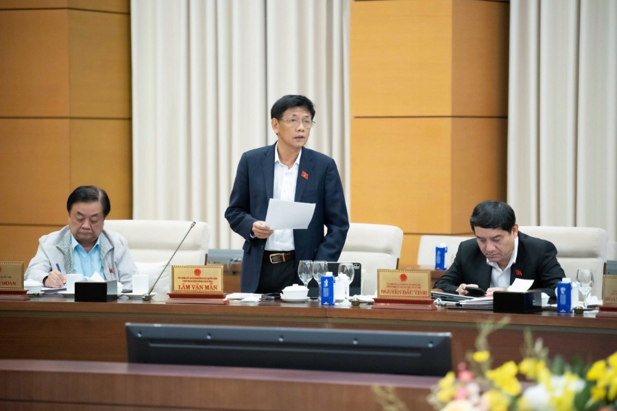 Chủ tịch Hội đồng Dân tộc của Quốc hội Lâm Văn Mẫn trình bày Báo cáo thẩm tra.