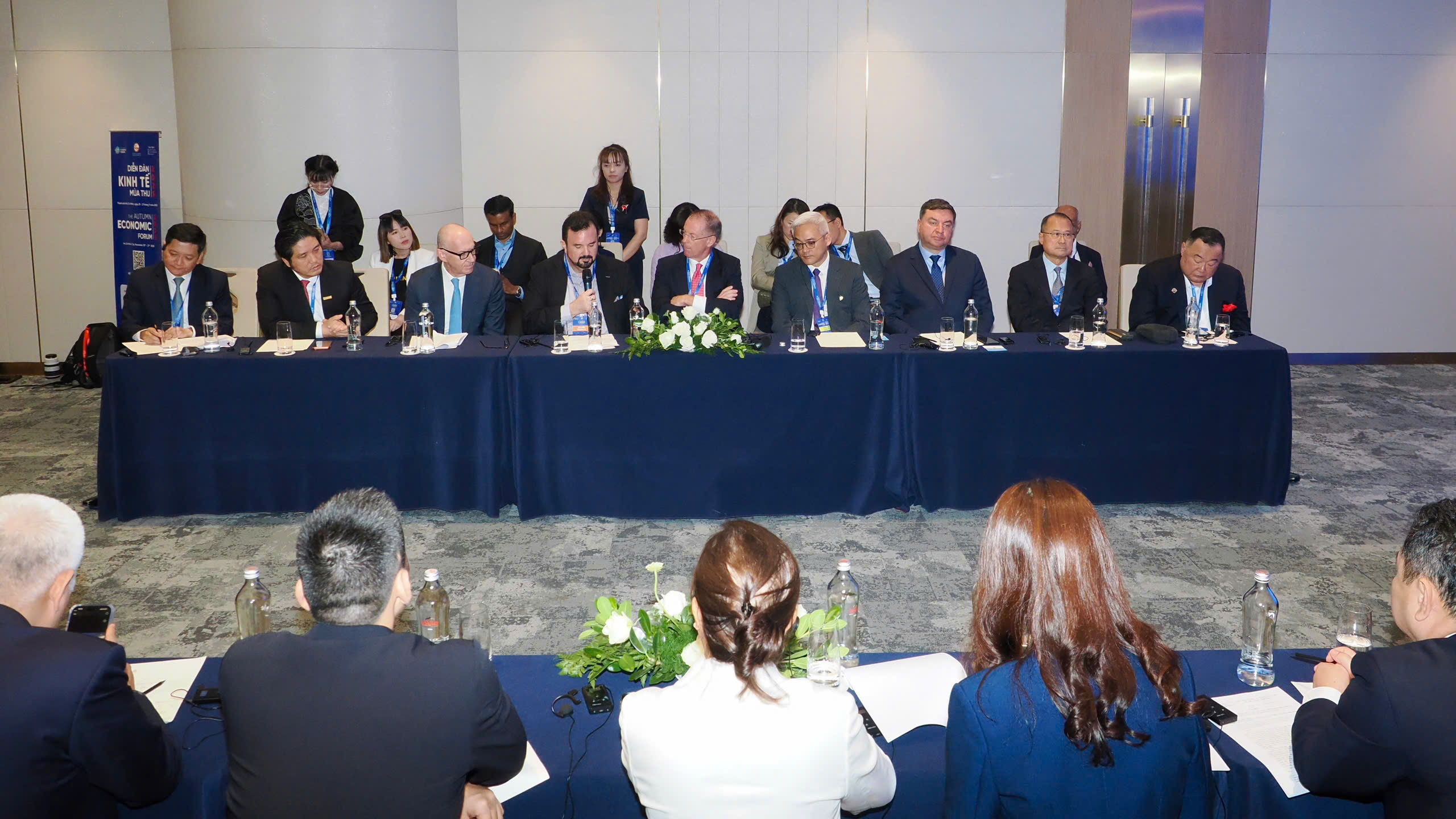 Đại diện các doanh nghiệp tài chính trao đổi tại buổi tiếp. Ảnh: Hoàng Hùng.