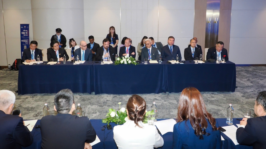 Đại diện các doanh nghiệp tài chính trao đổi tại buổi tiếp. Ảnh: Hoàng Hùng.