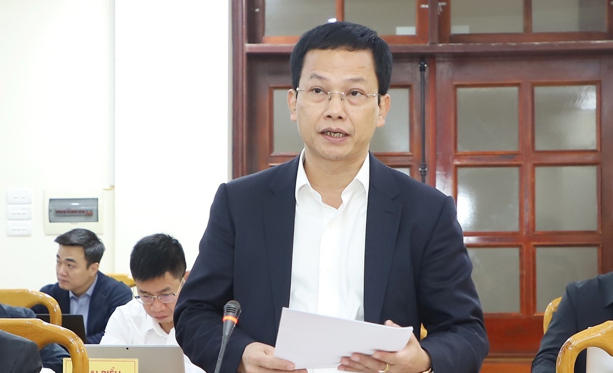 Giám đốc Sở Tài chính Hà Tĩnh Nguyễn Trọng Hiếu báo cáo tình hình kinh tế - xã hội năm 2025. Ảnh: BHT.