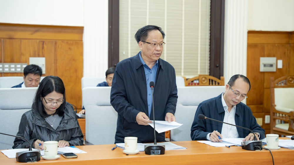 Giám đốc Sở Tài chính La Phúc Thành báo cáo tại cuộc họp