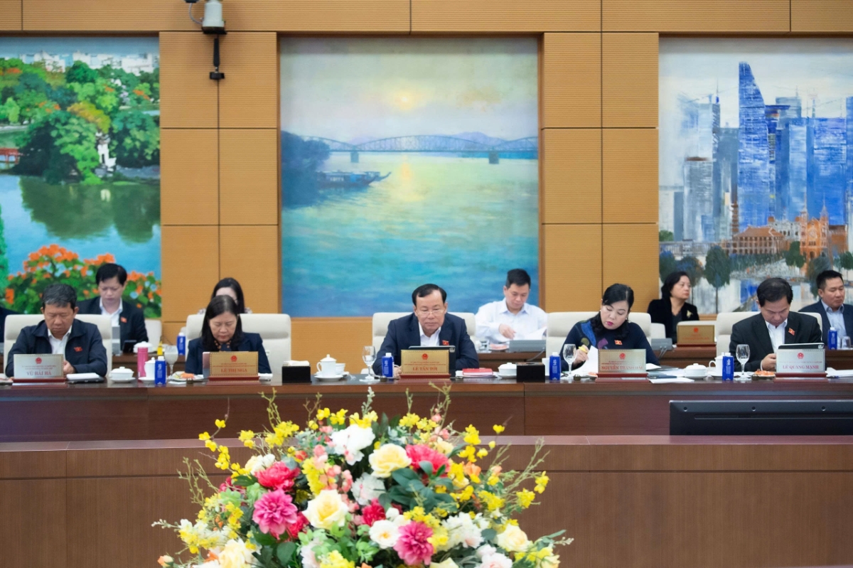 Các thành viên Ủy ban Thường vụ Quốc hội tham dự Phiên họp.