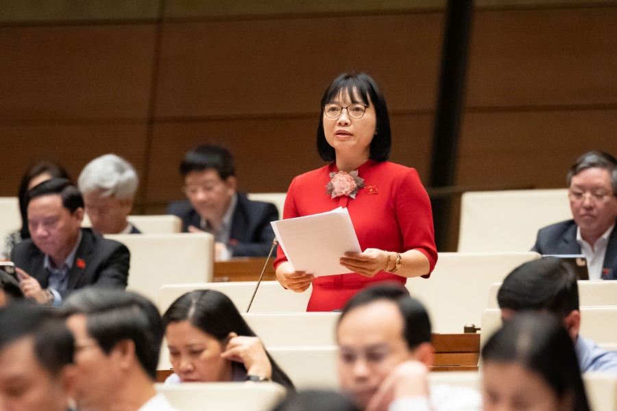 Đại biểu Nguyễn Thị Việt Nga, Đoàn đại biểu Quốc hội TP. Hải Phòng phát biểu. Ảnh: Quốc hội.
