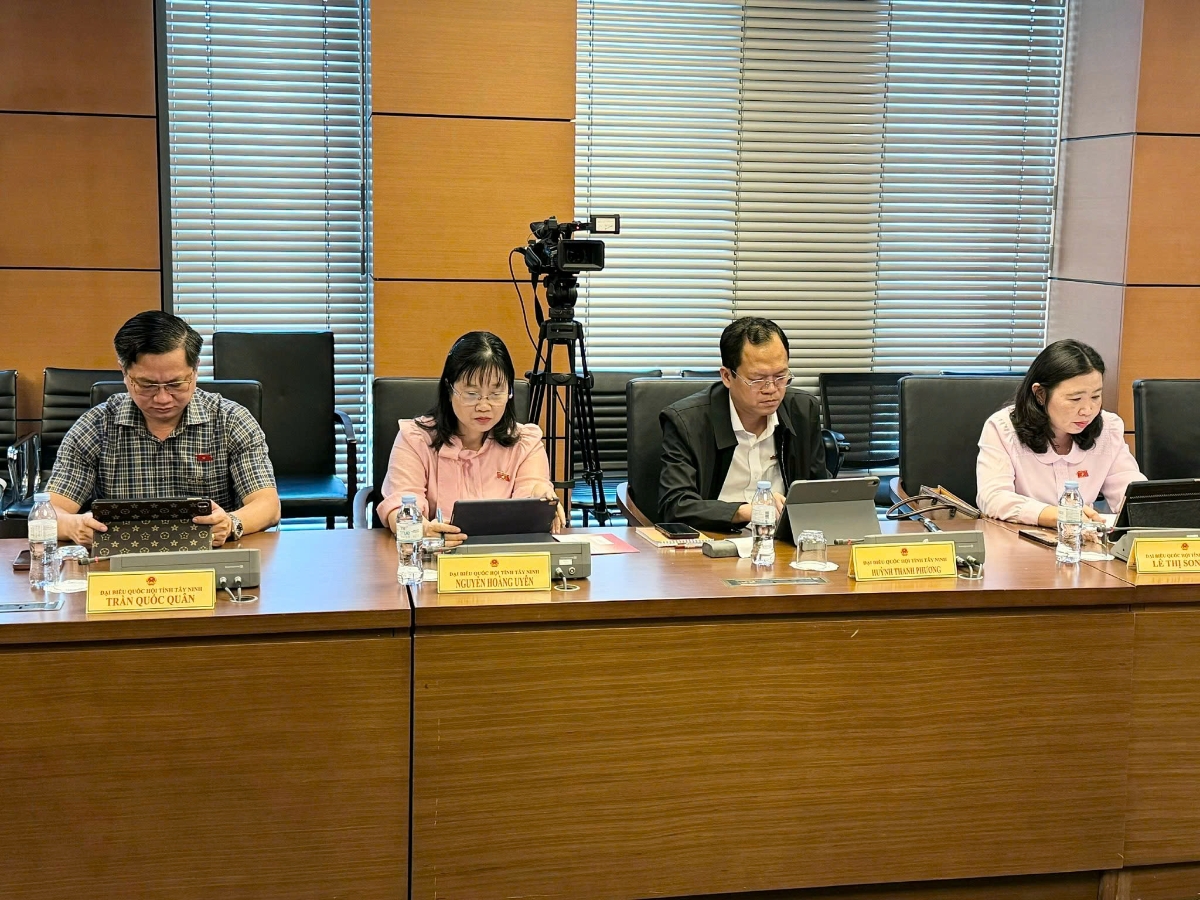 Các đại biểu Quốc hội tham gia phiên thảo luận tại Tổ 3.