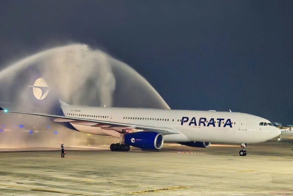 Màn phun nước chào đón chuyến bay của Hãng hàng không Parata Air hạ cánh xuống sân bay Quốc tế Đà Nẵng.
