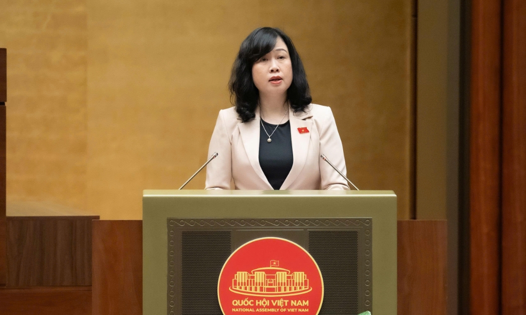Bộ trưởng Bộ Y tế Đào Hồng Lan thừa ủy quyền của Thủ tướng Chính phủ trình bày Tờ trình của Chính phủ. Ảnh: Quochoi.vn.