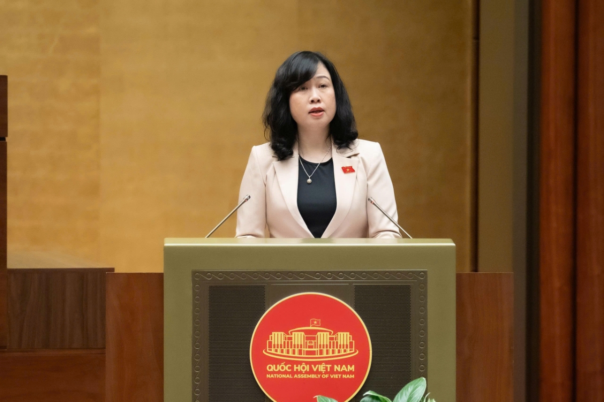 Bộ trưởng Bộ Y tế Đào Hồng Lan thừa ủy quyền của Thủ tướng Chính phủ trình bày Tờ trình của Chính phủ. Ảnh: Quochoi.vn.