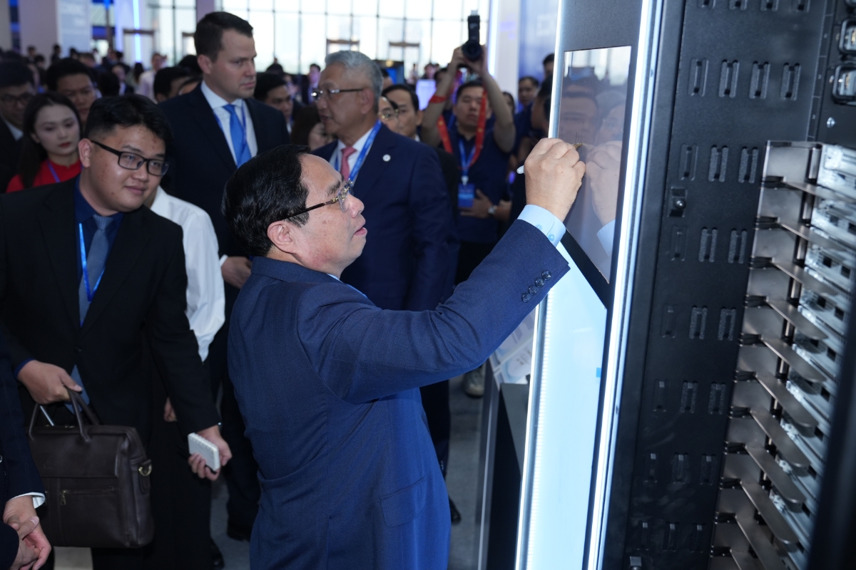 Thủ tướng ký tên lưu niệm vào bộ chuyển vi mạch NVLINK của Tập đoàn Fii&nbsp;Foxcom.