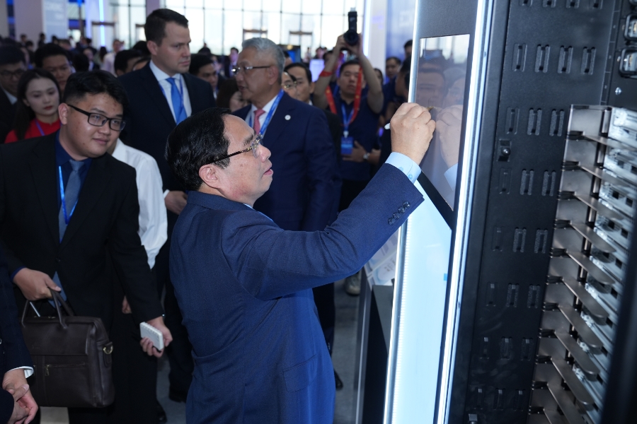 Thủ tướng ký tên lưu niệm vào bộ chuyển vi mạch NVLINK của Tập đoàn Fii Foxcom.