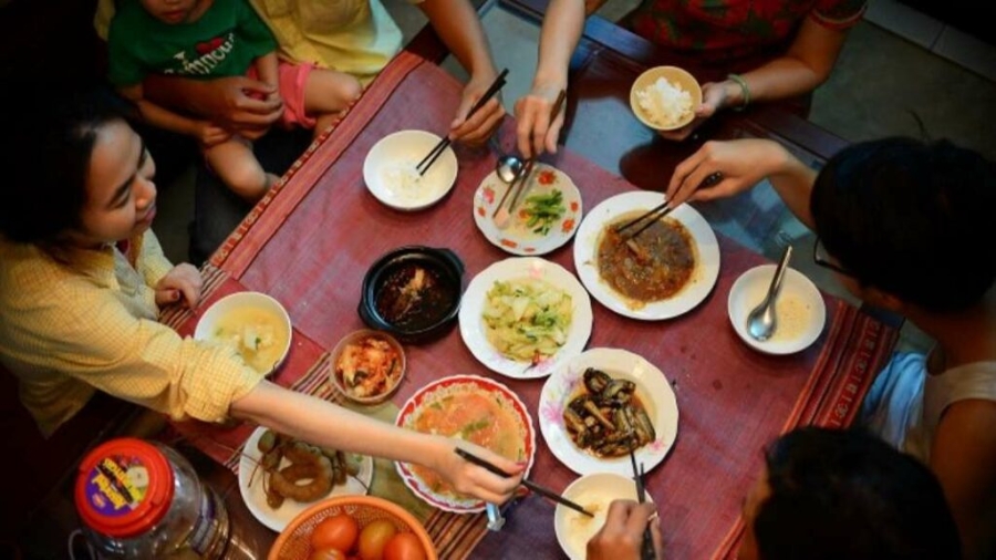 Việc ăn những món bạn yêu thích, quây quần bên mâm cơm gia đình và bên người thân cũng rất quan trọng.