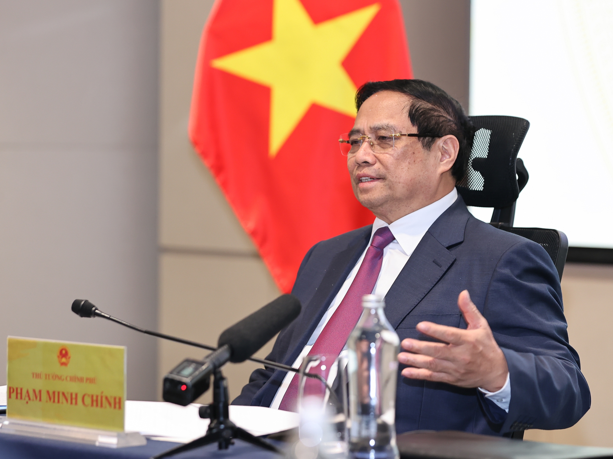 Thủ tướng yêu cầu xử lý dứt điểm vi phạm, quyết tâm gỡ “thẻ vàng” trong năm 2025