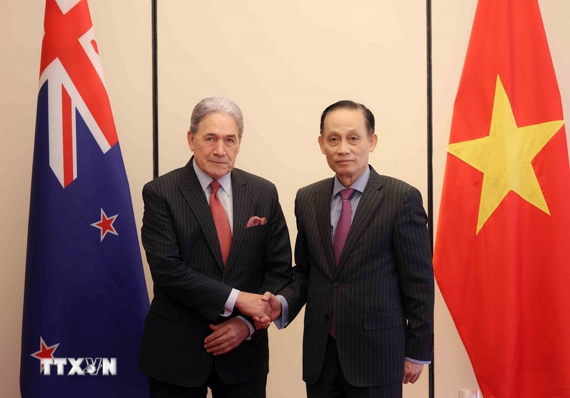 Bộ trưởng Bộ Ngoại giao Lê Hoài Trung đón Bộ trưởng Ngoại giao New Zealand Winston Peters. Ảnh: TTXVN.