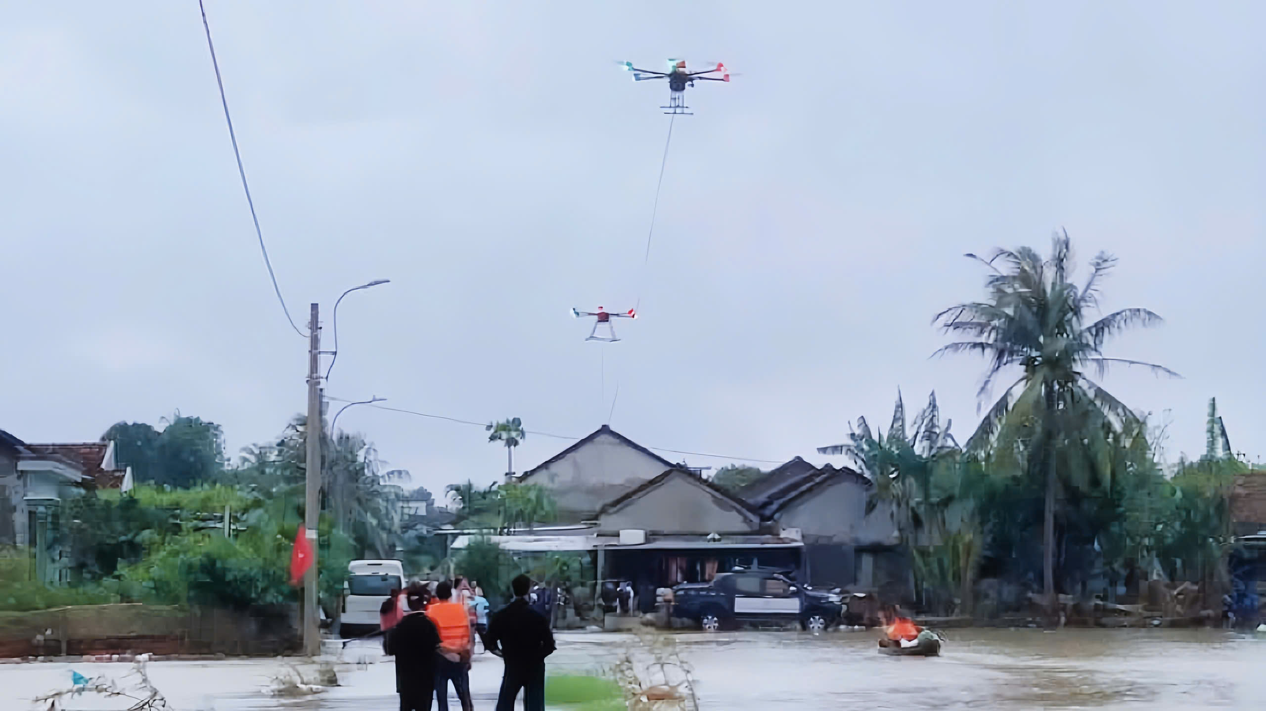 UAV vận chuyển nhu yếu phẩm đến bà con vùng bị lũ lụt miền Trung  - Ảnh 1