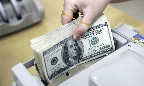 Nhiều ngân hàng hạ giá mua USD, giá bán đồng loạt niêm yết kịch trần