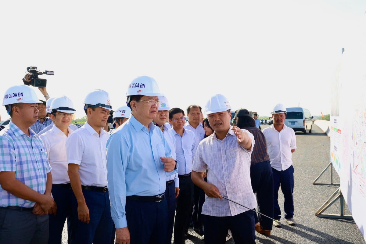 Chủ đầu tư báo cáo tiến độ dự án Vành đai 3 qua địa phận Đồng Nai với Phó thủ tướng và đoàn công tác, ngày 25/11/2025. Ảnh: Như Ngọc