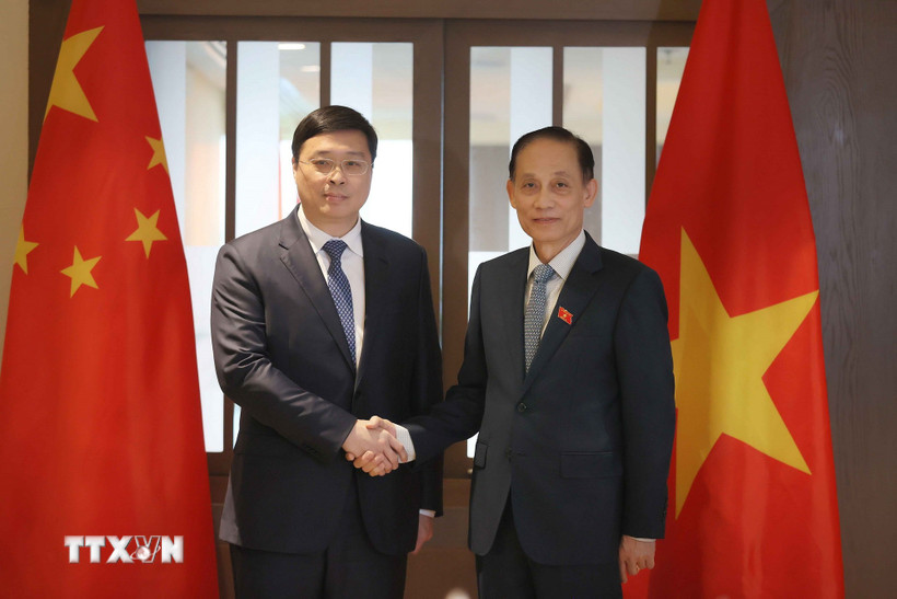 Ông Lê Hoài Trung, Bí thư Trung ương Đảng, Bộ trưởng Ngoại giao và ông Vi Thao, Chủ tịch Khu tự trị dân tộc Choang, Quảng Tây. Ảnh: TTXVN.