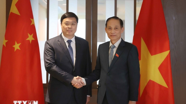 Bộ trưởng Ngoại giao Lê Hoài Trung hội đàm với Chủ tịch Khu tự trị Quảng Tây của Trung Quốc