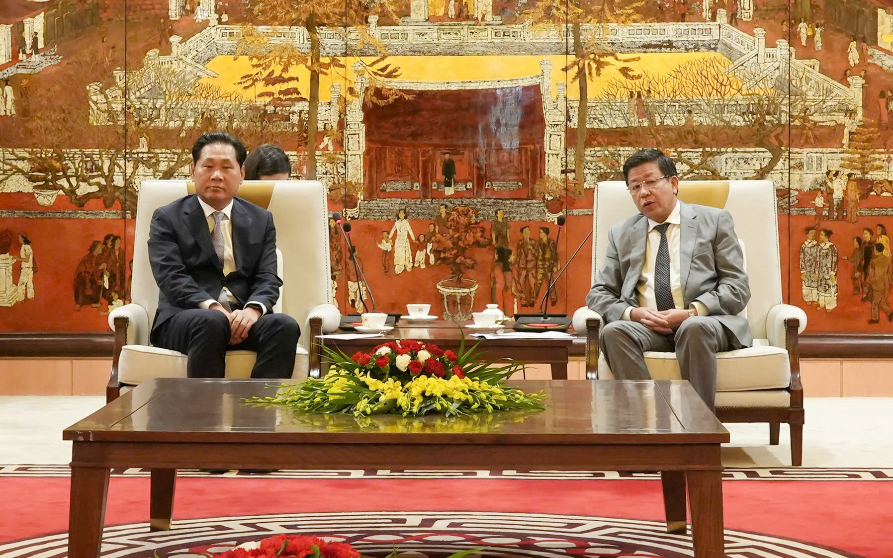 Ông Dương Đức Tuấn  (phải), Ủy viên Ban Thường vụ Thành ủy, Phó Chủ tịch Thường trực UBND Thành phố Hà Nội tại buổi làm việc với ông Kim Yong-seog (trái), Chủ tịch Ủy ban Giao thông đô thị Hàn Quốc vào chiều ngày 26/11 (Ảnh: UBND Thành phố Hà Nội)